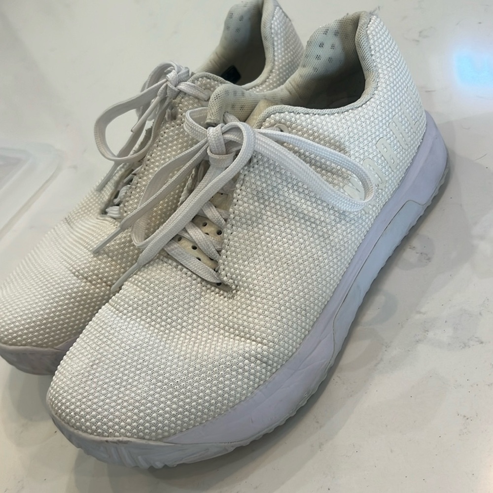 NOBULL mens US 8.5 Women's 10 white cross trainers very good shape.
